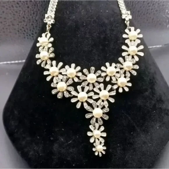 New Betsey Johnson Rhinestone Pearl Silvertone Statement Necklace NWT - Picture 3 of 3